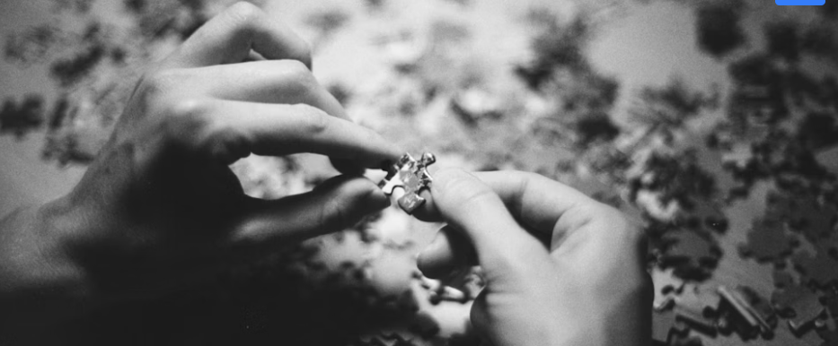 A Psicologia do Cotidiano: Reflexões e Aprendizados com Nina Taboada grayscale person holding flower